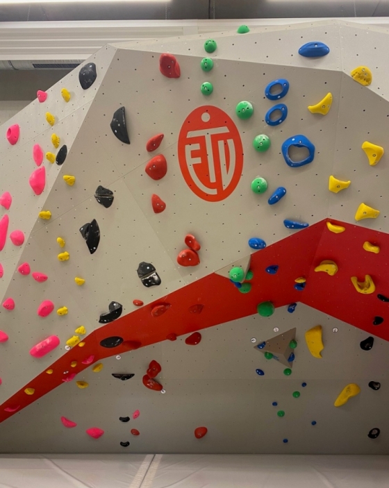Kletterwand in der neuen Boulderhalle