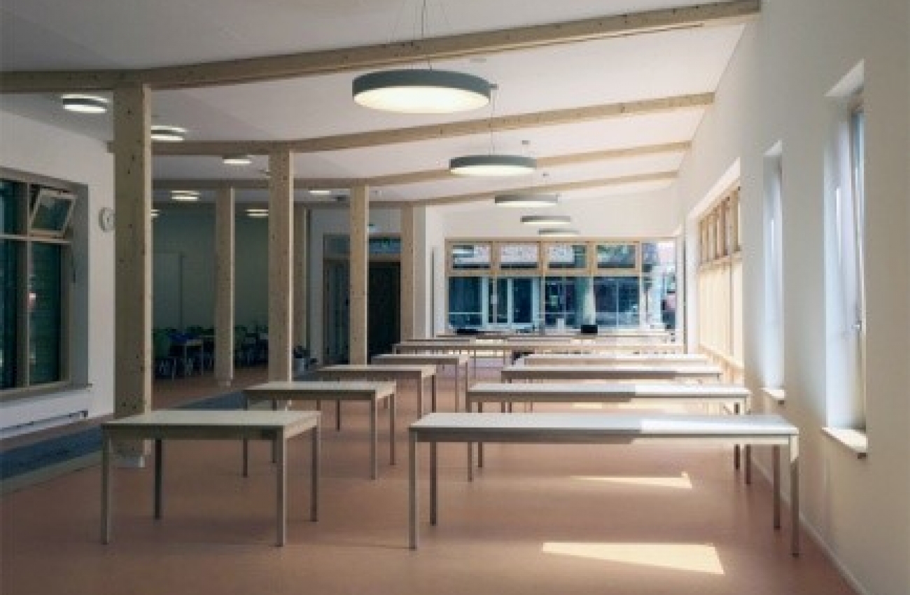 Albert-Schweitzer-Schule: zentraler Schulhof mit Blick auf den Mensaneubau